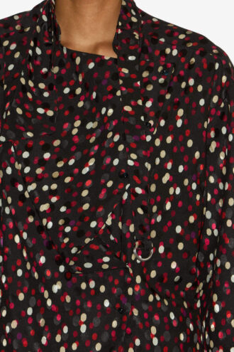 emany silke bluse med prikkemnster 2 330x495 - Emany silke-bluse med prikkem&oslash;nster