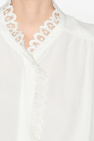 Estela-bluse i ensfarvet crepe med engelsk broderi