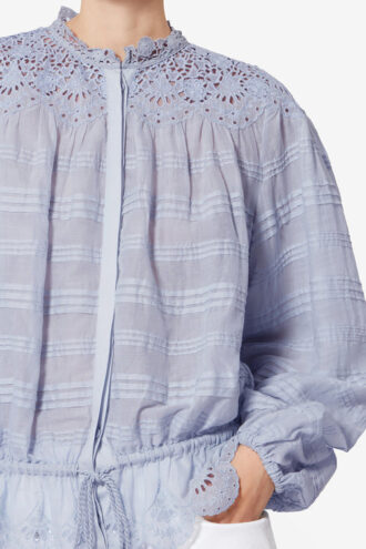 Polly bomuldsbluse med blomsterblonder