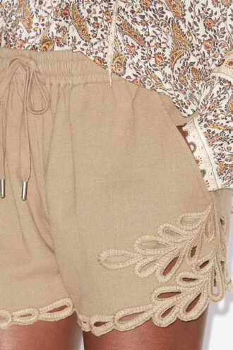 Safa korte shorts med broderi