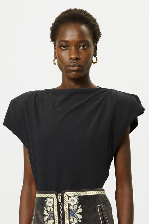 Sebani asymmetrisk T-shirt med korte ærmer Sebani asymmetrisk T-shirt med korte ærmer