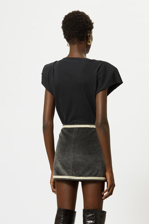Sebani asymmetrisk T-shirt med korte ærmer Sebani asymmetrisk T-shirt med korte ærmer